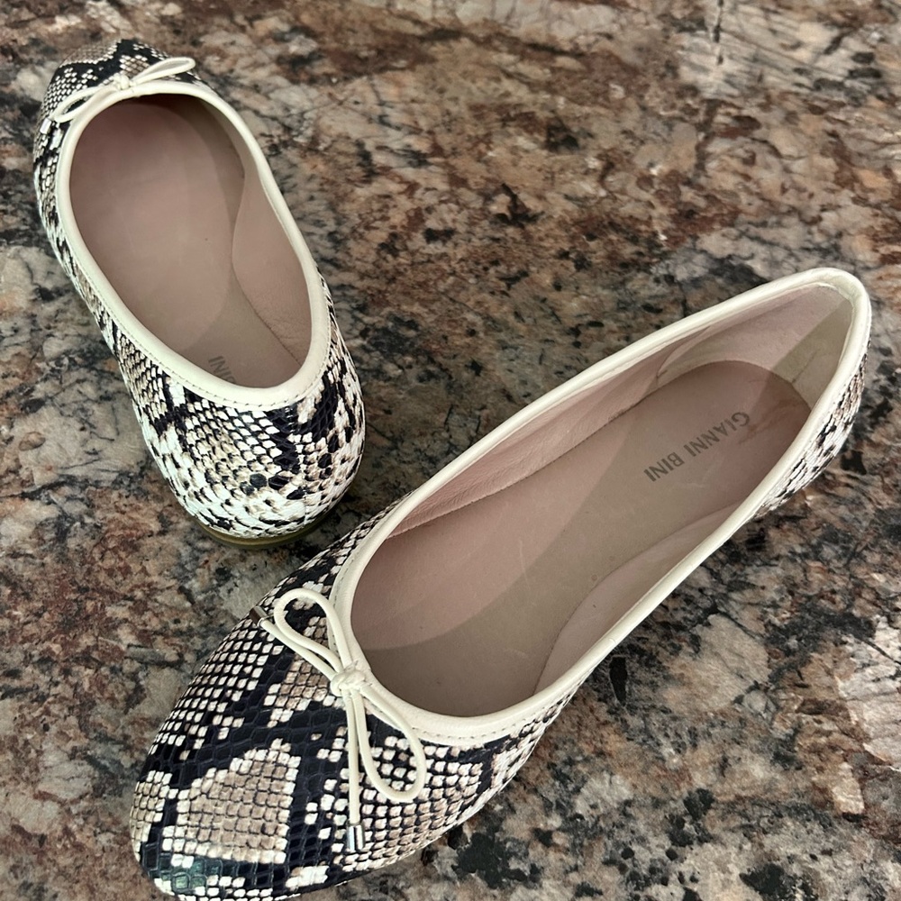 Gianni Bini faux snakeskin flats